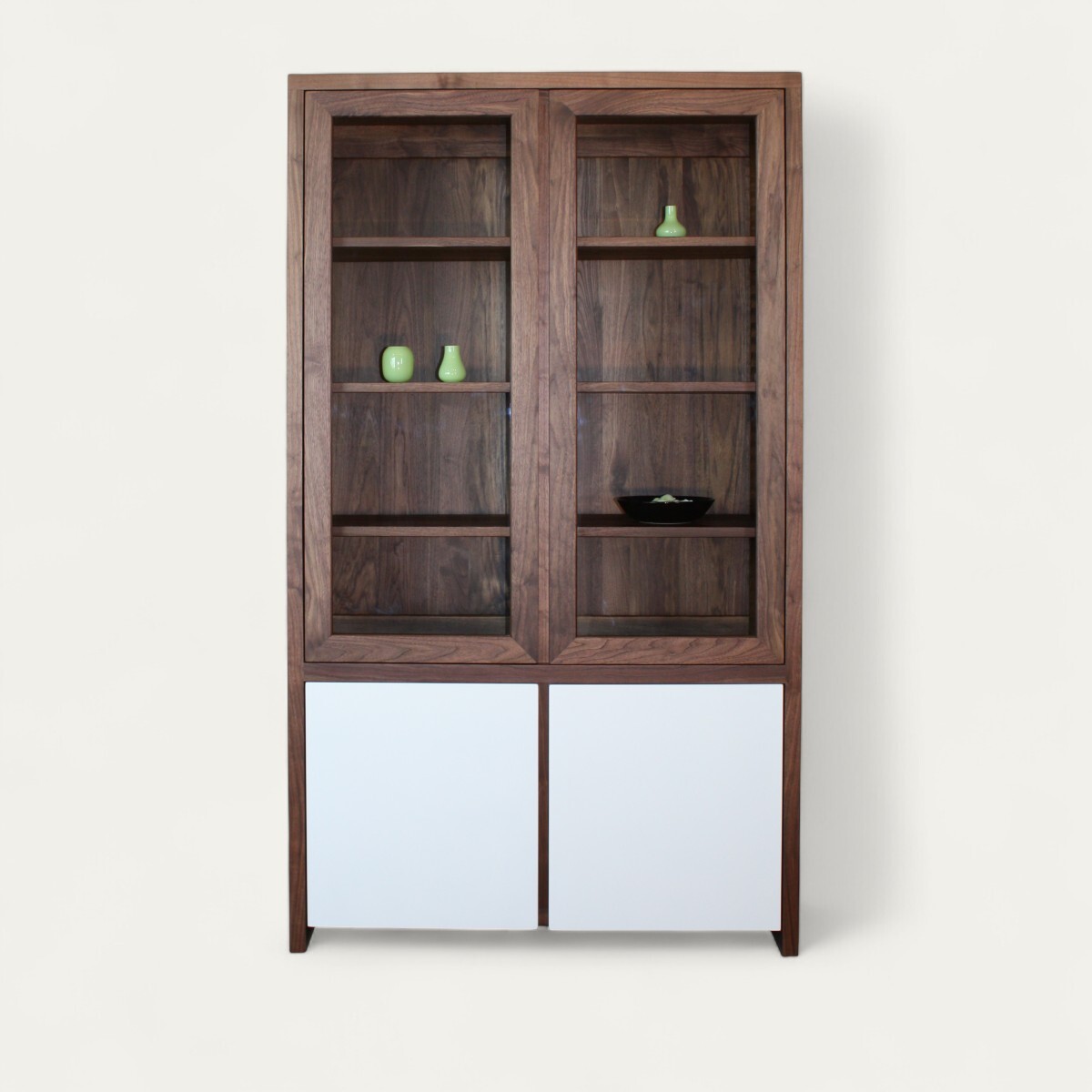 21474_vitrine 4 portes dont 2 vitrées noyer naturel et laqué blanc fabrication artisanale