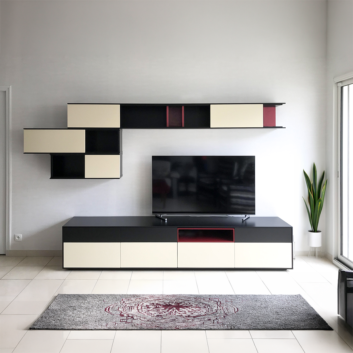 40001_Composition TV slim buffet bas tirois niche élément suspendu alvéoles ouvertes coulissants laqué noir vanille rouge fabriqué en Bretagne Pirotais Romagné