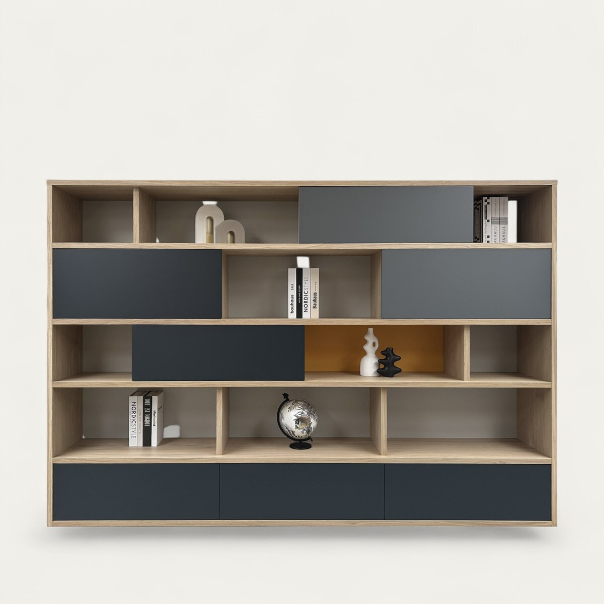 65450_Bibliothèque 4 portes coulissantes 3 tiroirs chêne blanchi massif et laqué gris case jaune curcuma sur mesure personnalisable made in bretagne Rennes