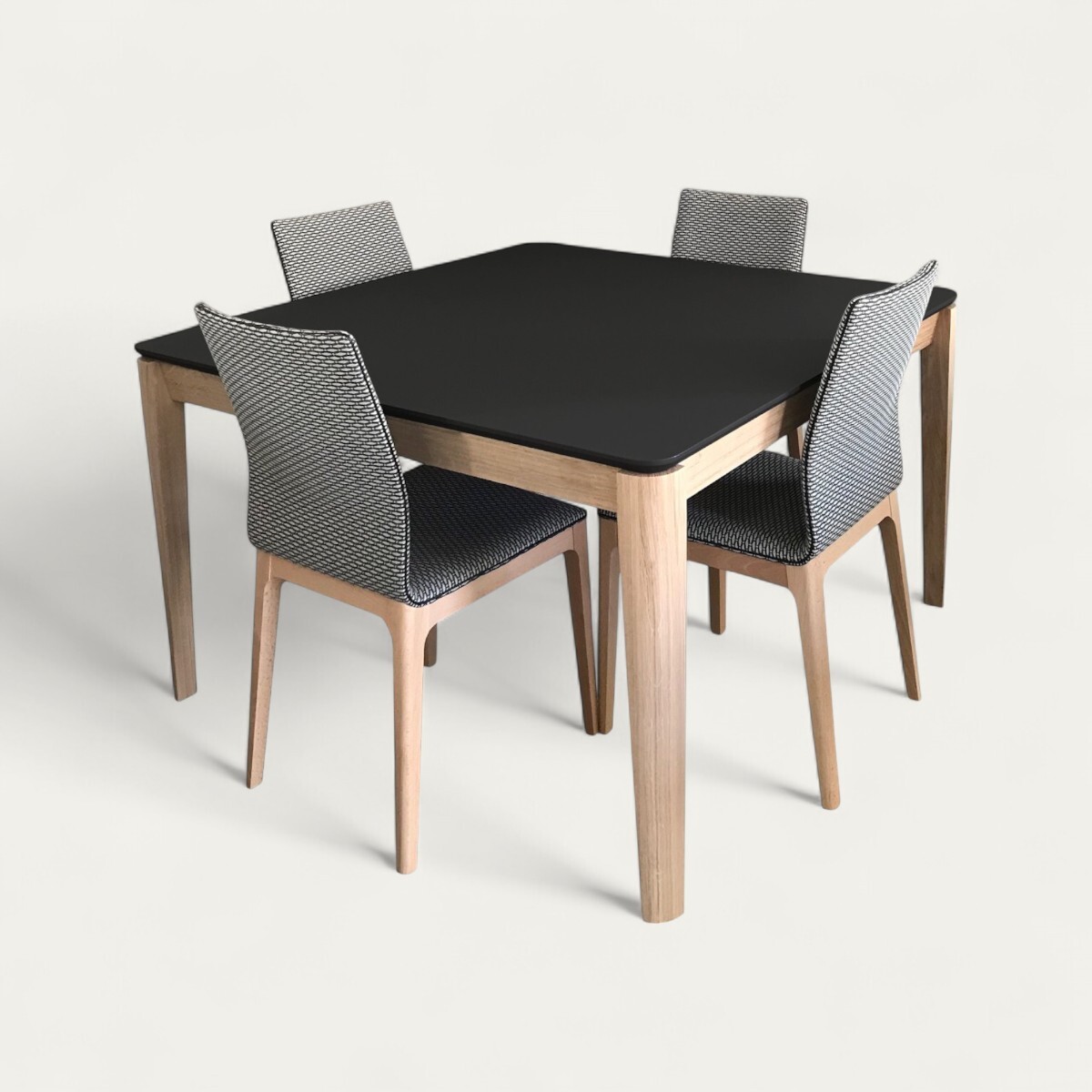 91552 table carrée cooper fénix noir et chêne blanchi