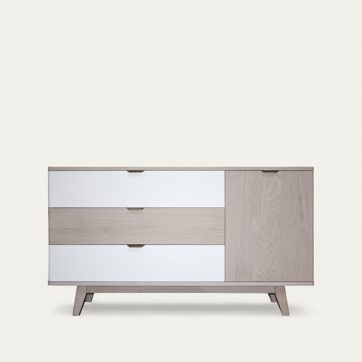 93363_commode cooper 3 tiroirs 1 porte sur coulisses avec ralentisseurs chêne extra blanchi bois massif et laqué blanc poignée dorée brossée sur mesure made in bretagne axe Rennes avranches