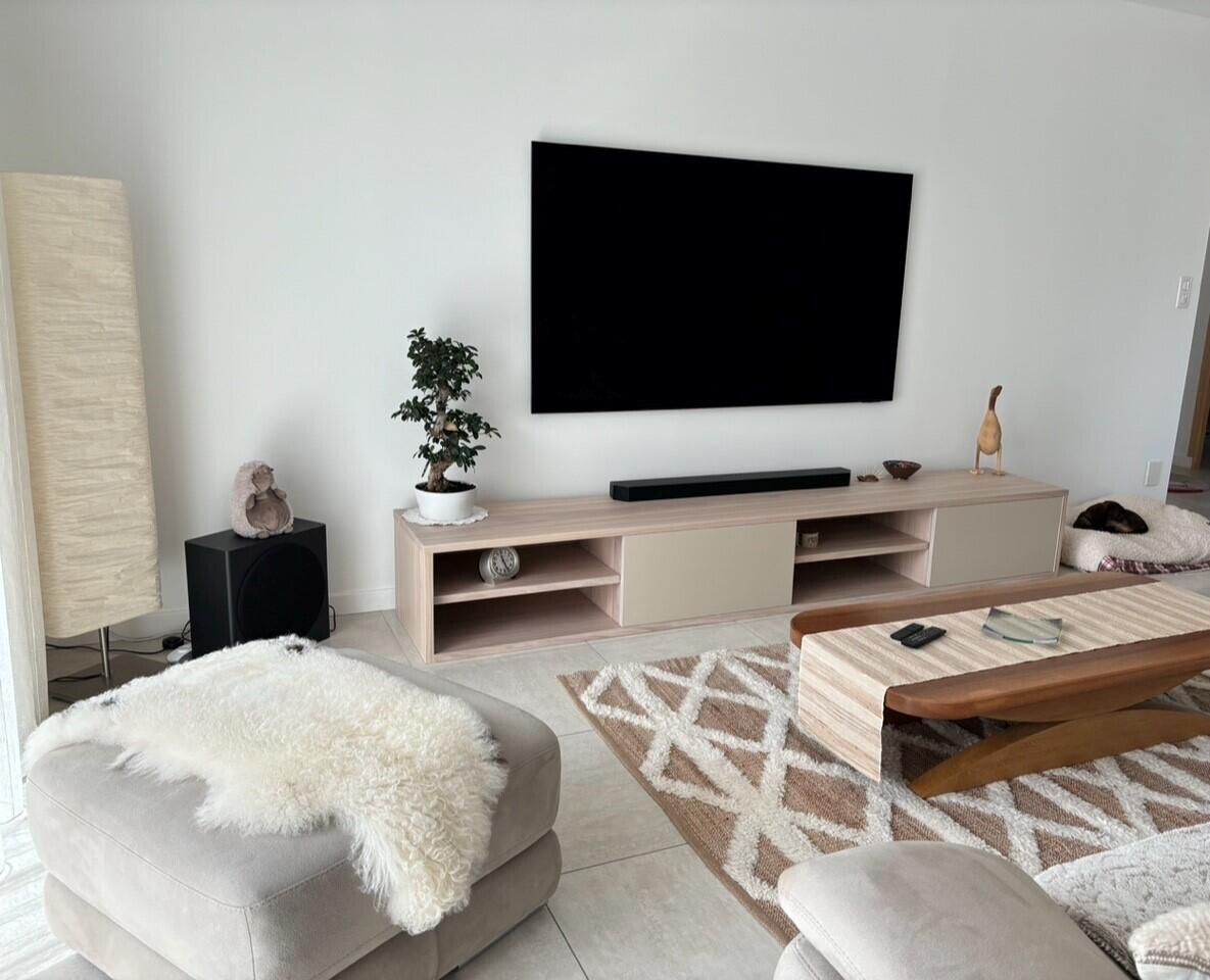 Banc TV 2 portes coulissantes 2 niches chêne massif extra blanchi laqué tourterelle sur mesure