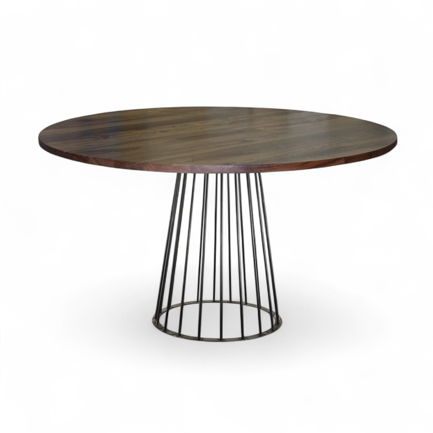 M1735_Table ronde noyer naturel bois massif chant droit pied central métal conique épingle patiné ou laqué noir 8-10 personnes fabrication française Pirotais Romagné