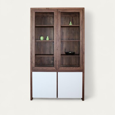 21474_vitrine 4 portes dont 2 vitrées noyer naturel et laqué blanc fabrication artisanale