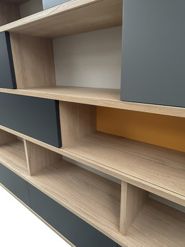 65450_Bibliothèque 4 portes coulissantes 3 tioirs push pull chêne blanchi massif et laqué gris case jaune curcuma sur mesure personnalisable fabrication artisanale Rennes
