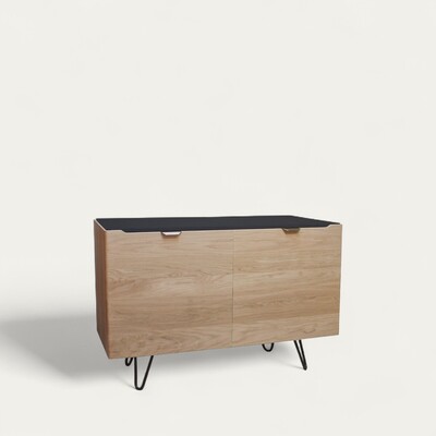 B1152_Buffet 2 portes ralentisseurs chêne blanchi bois massif laqué noir poignée dorée cuivrée pied métal épingle étagères bois fabrication française Rennes