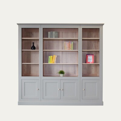 Bibliothèque roma bois massif 4 portes haut ouvert corniche socle plinthe personnalisable étagères bois réglables sur crémaillères bois chêne blanchi et laqué gris charleston made in Bretagne Pirotais-Ph