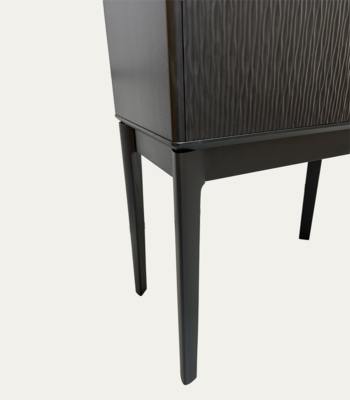 Buffet armoire chêne wengé noir 2 portes texturées gouges asymétriques fabrication française sur mesure détail
