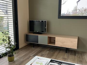 Buffet TV slim chêne blanchi et laqué pied métal sur mesure made in bretagne