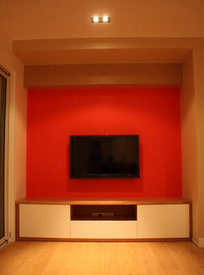 Buffet TV sur mesure collection SOLSTIS en chêne blanchi & laqué blanc ambiance client