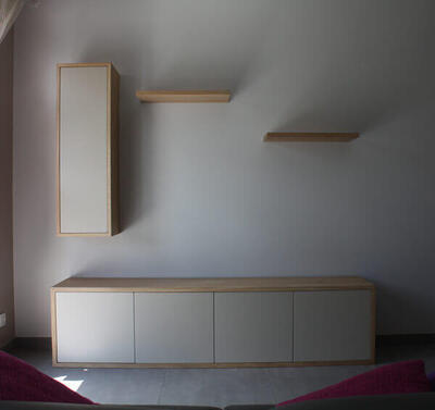 Buffet TV sur mesure collection SOLSTIS en chêne blanchi & laqué gris tourterelle avec caisson et étagères en suspension fixés au mur ambiance client