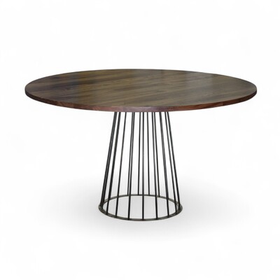 M1735_Table ronde noyer naturel bois massif chant droit pied central métal conique épingle patiné ou laqué noir 8-10 personnes fabrication française Pirotais Romagné