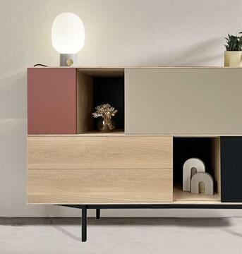 Vaisselier Slim chêne banchi et laqué sienne terracotta pied métal bateau noir